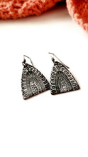 Load image into Gallery viewer, Black and White Enameled Sgraffito Arch Earrings